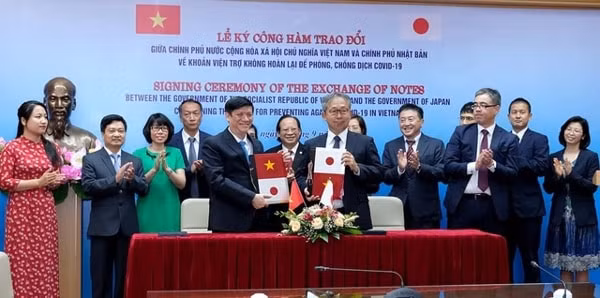 Giáo sư, Tiến sĩ Nguyễn Thanh Long, quyền Bộ trưởng Bộ Y tế Việt Nam và ngài Yamada Takio, Đại sứ đặc mệnh toàn quyền Nhật Bản tại Việt Nam ký Công hàm