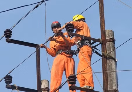 Công nhân Công ty Điện lực Hà Tĩnh bảo dưỡng đường dây