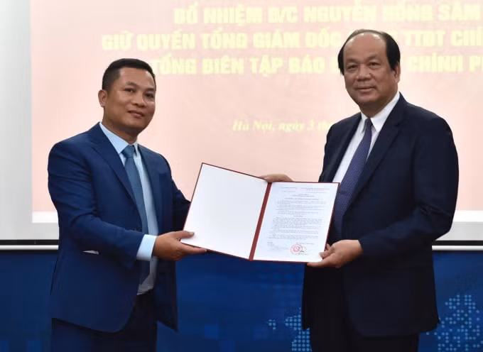 Bộ trưởng, Chủ nhiệm VPCP Mai Tiến Dũng trao quyết định tiếp nhận và bổ nhiệm ông Nguyễn Hồng Sâm giữ chức vụ quyền Tổng Giám đốc Cổng TTĐT Chính phủ kiêm Tổng Biên tập Báo điện tử Chính phủ. Ảnh: VGP/Nhật Bắc