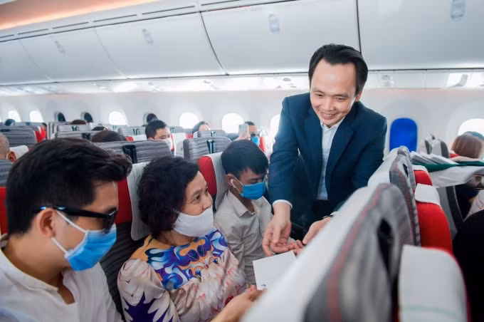 Ông Trịnh Văn Quyết bất ngờ xuất hiện trên chiếc Boeing 787-9 Dreamliner tặng quà cho khách.