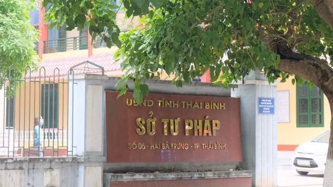 Phó giám đốc Trung tâm đấu giá tài sản tỉnh Thái Bình (Sở Tư pháp tỉnh Thái Bình) bị bắt quả tang đánh bạc. Ảnh: TL.