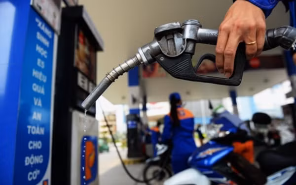 Vi phạm trong kinh doanh xăng dầu có thể bị tước giấy phép kinh doanh từ 1 tháng đến 6 tháng. Ảnh minh họa
