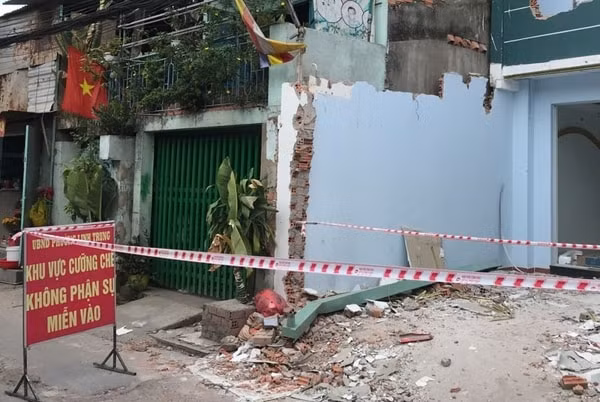 Lực lượng chức năng cưỡng chế, tháo dỡ nhà xây không phép tại quận Thủ Đức