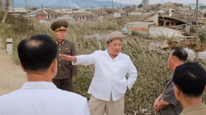 Nhà lãnh đạo Triều Tiên Kim Jong Un thị sát một khu vực không xác định, sau khi Triều Tiên bị ảnh hưởng bởi cơn bão Maysak, bức ảnh này do Hãng thông tấn Trung ương Triều Tiên công bố ngày 5/9/2020. Ảnh: Reuters