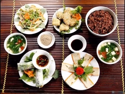 Người dân lưu ý khi mua thực phẩm chay để không lo nguy cơ ngộ độc thực phẩm. Ảnh: TL.