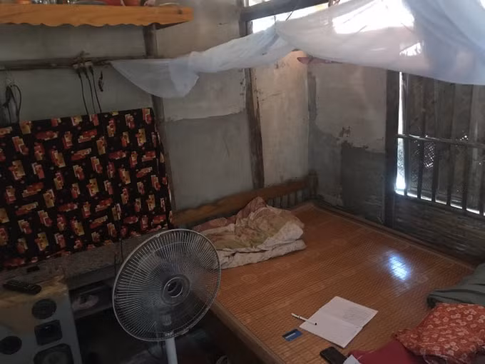 "Góc học tập" của chị em Hằng nhìn ra chiếc cửa sổ được bện bằng cót ép