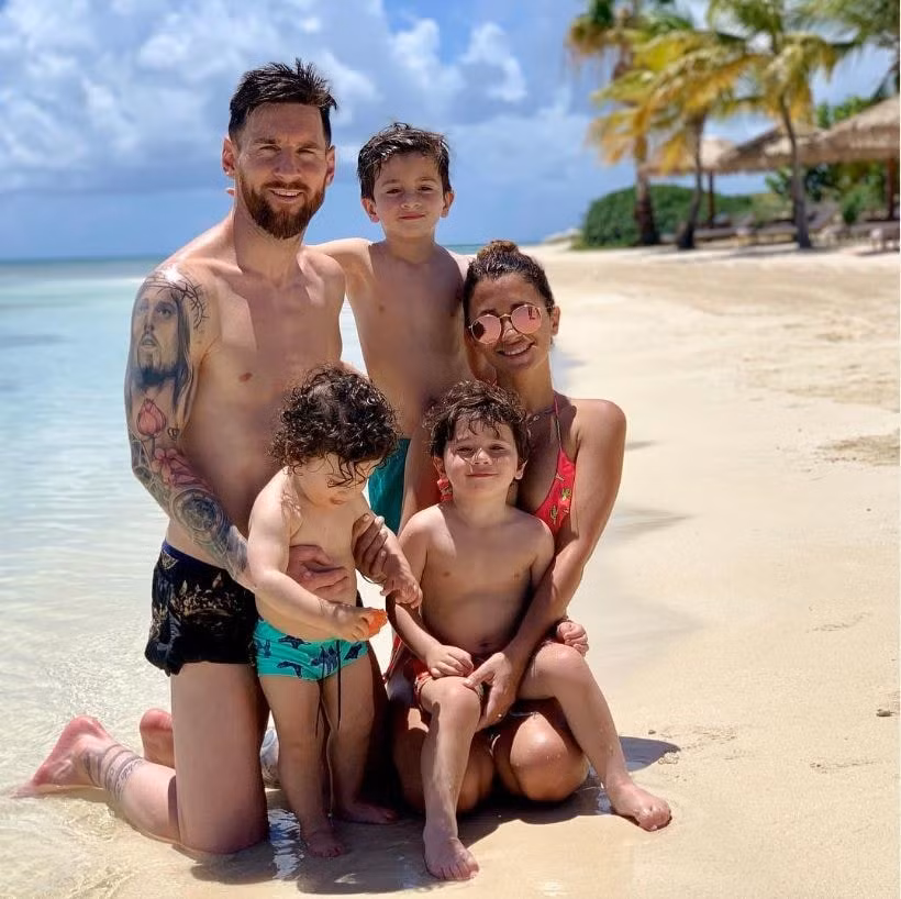 Các con cưng của Messi đã khóc khi biết được gia đình sẽ chuyển đi nơi khác. Ảnh: internet.