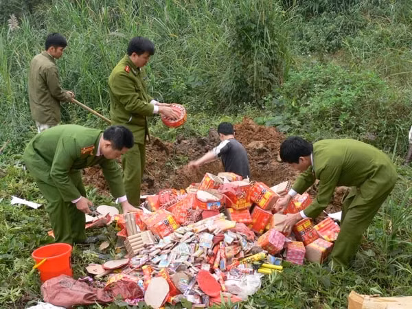 Lực lượng chức năng tiêu hủy pháo tàng trữ trái phép
