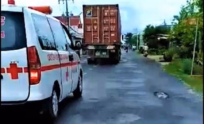 Container quyết không cho xe cứu thương vượt suốt 15km. Ảnh: TL.