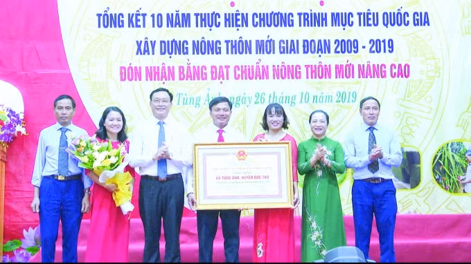 Các đồng chí Nguyễn Thị Gái, Chủ nhiệm Ủy Ban Kiểm tra Tỉnh ủy, Võ Công Hàm Bí thư - Chủ tịch UBND huyện Đức Thọ trao bằng công nhận xã NTM nâng cao của UBND tỉnh Hà Tĩnh.