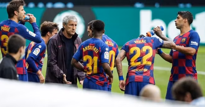 Tiếng nói của HLV Quique Setien có rất ít giá trị ở Barcelona. Ảnh: Getty Images.