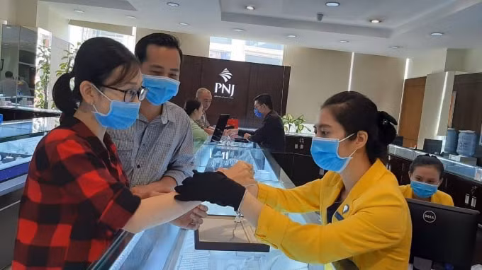 Cửa hàng PNJ tuân thủ các quy định về phòng chống dịch.