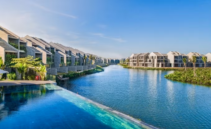 Casamia là quần thể biệt thự sinh thái nổi với bên du thuyền tại gia, sở hữu vị trí tuyệt đẹp tại Hội An.