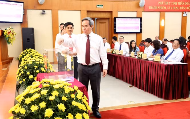 Các đại biểu bỏ phiếu bầu Ban Chấp hành Cơ quan Ban Kinh tế Trung ương nhiệm kỳ 2020-2025