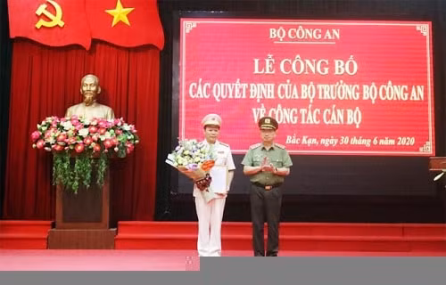 Thứ trưởng Bộ Công an Nguyễn Văn Thành trao Quyết định cho Đại tá Hà Văn Tuyên, tân Giám đốc Công an tỉnh Bắc Kạn.