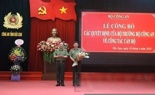 Thượng tướng Nguyễn Văn Thành, Thứ trưởng Bộ Công an tặng hoa chúc mừng Đại tá Dương Văn Tính, tân Cục trưởng Cục Công nghệ thông tin - Bộ Công an