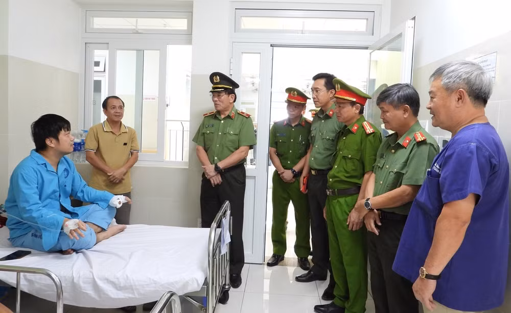 tam giu doi tuong vao nha tho gay roi dung dao dam 2 can bo cong an hinh 1