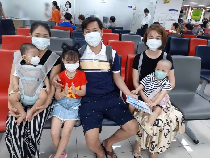 Nhiều khách hàng đã đến VNVC Long Xuyên để tiêm các loại vắc xin cho trẻ em và cả người lớn trong gia đình để bảo vệ sức khỏe trong mùa dịch.