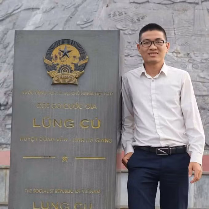 Phóng viên Ngô Khiêm - Tạp chí Xây dựng Đảng trong chuyến tác nghiệp tại Lũng Cú, Hà Giang