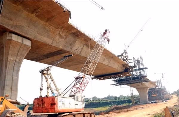 Thi công cầu Tình Húc (tỉnh Tuyên Quang). Ảnh: TTXVN
