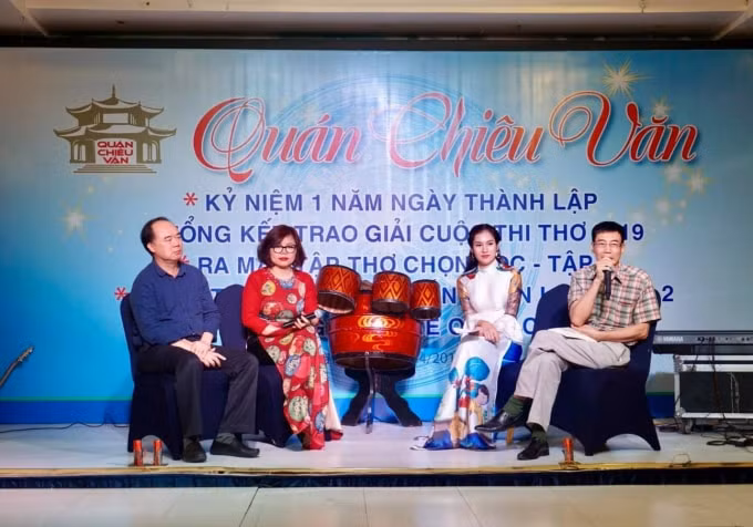 Nhà thơ Bùi Sỹ Hoa, Nhà văn Sương Nguyệt Minh, Nhà thơ Bình Nguyên Trang trao đổi với các thành viên trong ngày hội Quán và ra mắt sách. Ảnh: QCV