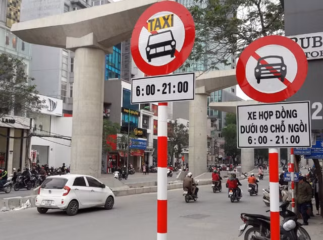 Đề xuất tạm thời dỡ biển cấm xe Taxi, xe hợp đồng dưới 9 chỗ tại 10/11 tuyến đường phố trên địa bàn Thủ đô Hà Nội. Ảnh: TL