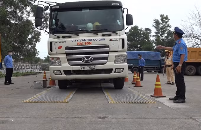 Cơ quan chức năng tiến hành cân trọng tải.