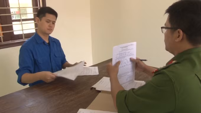 Tống đạt Quyết định thêm tội danh đối với bị can Lê Quang Huy Phương.