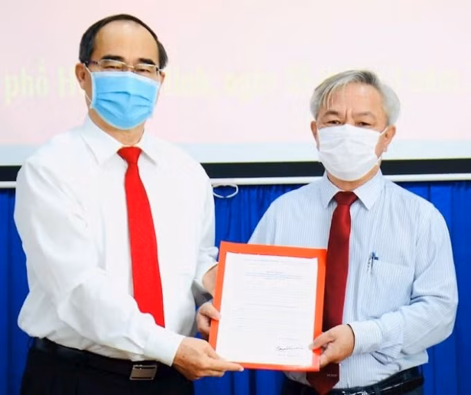 Bí thư thành ủy TP.HCM trao Quyết định điều động, bổ nhiệm Bí thư huyện ủy Nhà Bè cho ông Dương Thế Trung