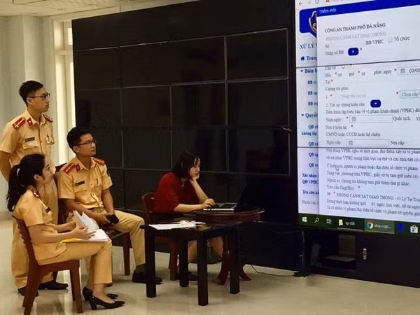 CSGT Thành phố Đà Nẵng tập huấn sử dụng phần mềm xử phạt vi phạm hành chính trong lĩnh vực giao thông đường bộ qua mạng. Ảnh: TL