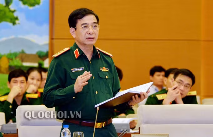 Thứ trưởng Bộ Quốc phòng Phan Văn Giang trình bày về Dự án Luật Biên phòng Việt Nam. Ảnh: Quochoi.vn.