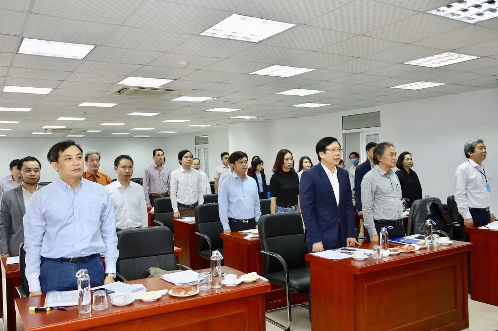 Các đồng chí thực hiện nghi lễ chào cờ.