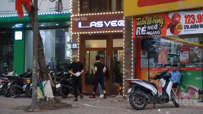 Ngoài ra nhiều cửa hàng làm đẹp như các salon tóc, Spa cũng bị ảnh hưởng nặng nề. Ảnh H.Long.