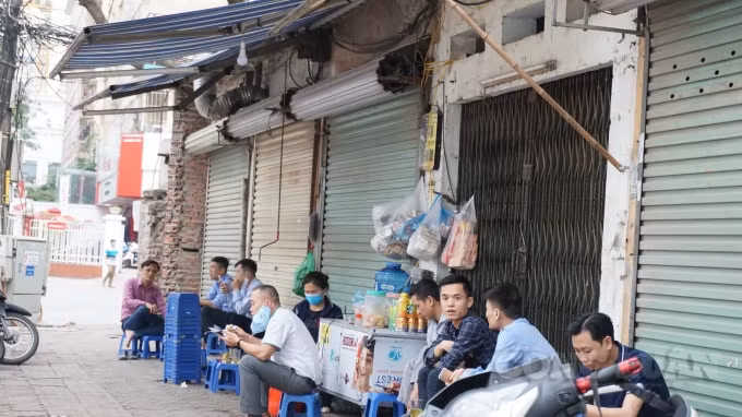 Từ những nhà hàng sang trọng cho tới các cửa hàng bình dân cũng đóng cửa hàng loạt như thế này. Ảnh H.Long.