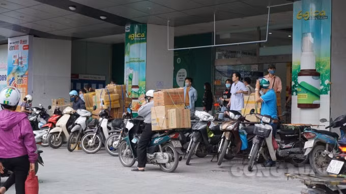 Tại chợ đầu mối thuốc Hapulico vẫn rất nhộn nhịp người tới mua hàng. Ảnh H.Long.