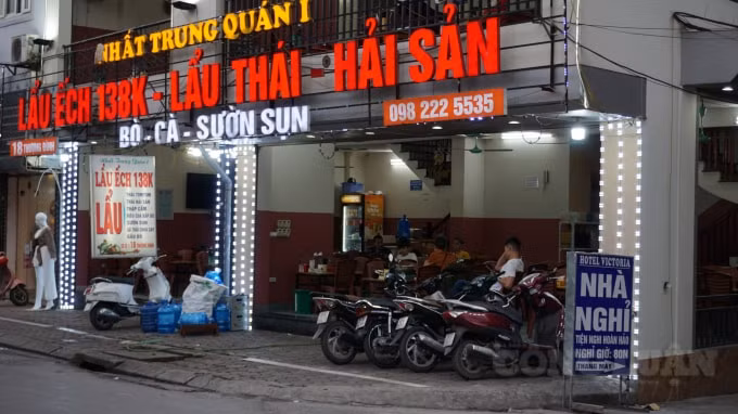 Tình trạng tương tự cũng được ghi nhận tại nhiều quán ăn, nhà hàng trên phố Thượng Đình (Thanh Xuân). Ảnh H.Long.