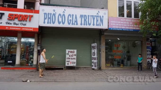 Người dân tận dụng vỉa hè thời gian các cửa hàng đóng cửa để làm chỗ tập thể thao. Ảnh H.Long.