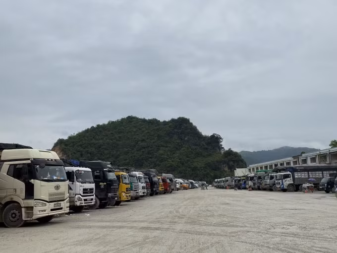 Bãi xe tại Cửa khẩu Tân Thanh nhiều khả năng đối mặt với sự quá tải do các xe xếp lốt chờ làm thủ tục thông quan. Ảnh: Hoàng Dương