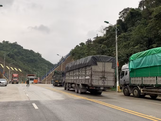 Giao thương thuận lợi ở cửa khẩu Tân Thanh. Ảnh: Hoàng Dương
