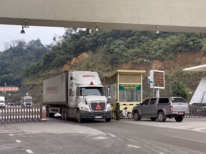 Xe thông quan tại cửa khẩu Hữu Nghị. Ảnh: Hoàng Dương