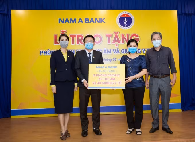 Ông Hoàng Việt Cường – Phó Tổng Giám đốc kiêm Chủ tịch Công đoàn Nam A Bank trao tặng 2 phòng cách ly áp lực âm và 40 giường y tế cho Đại diện Sở Y tế TP HCM.