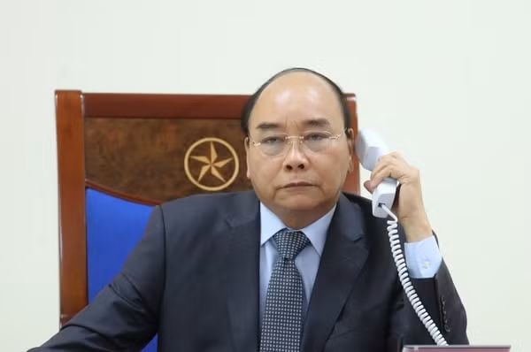 Thủ tướng Nguyễn Xuân Phúc điện đàm với Thủ tướng&nbsp; Lào Thongloun Sisoulith và Thủ tướng Campuchia Samdech Techo Hun Sen về ứng phó COVID-19. Ảnh: VGP