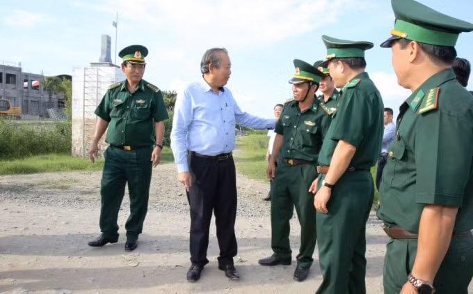 Phó Thủ tướng Thường trực Chính phủ Trương Hòa Bình cùng đoàn công tác Ban Chỉ đạo quốc gia chống buôn lậu, gian lận thương mại, hàng giả (Ban Chỉ đạo 389) đã tới thị sát khu vực biên giới thành phố Châu Đốc.
