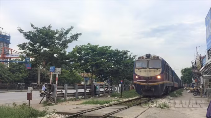 Ngành đường sắt kêu gọi người dân dừng lại quan sát trước khi qua đường ngang (Ảnh minh họa)