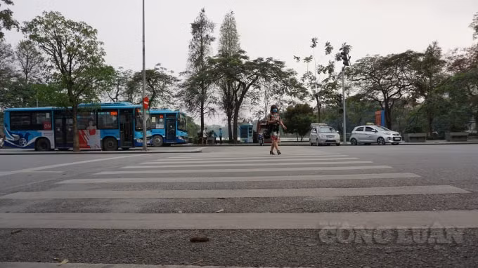 Một Hồ Gươm chợt tĩnh lặng trong buổi chiều 27/3 . Ảnh H.Long.