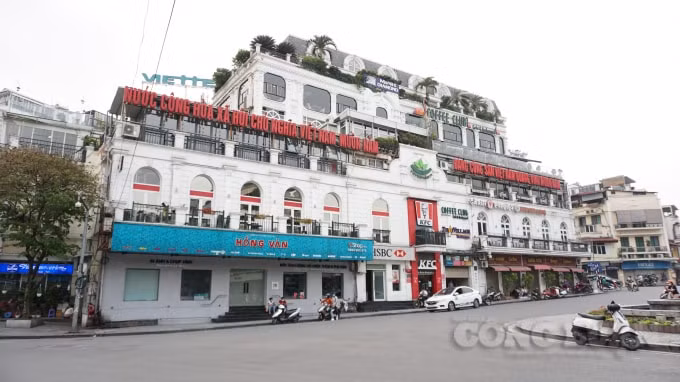 Khu vực hồ Hoàn Kiếm cũng vắng vẻ như sáng mồng Một Tết nguyên đán. Ảnh H.Long.
