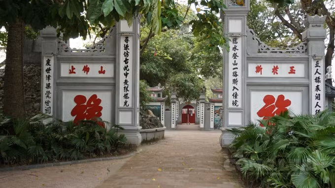 Đền Ngọc Sơn không một bóng người ghé thăm. Ảnh H.Long.