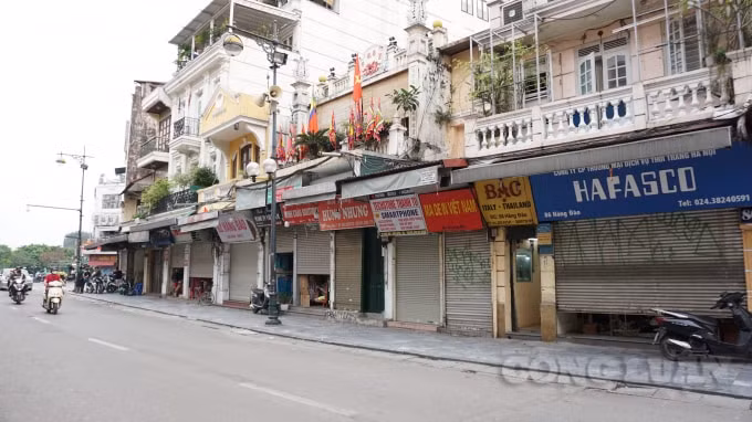 Phố Hàng Đào nơi được mệnh danh là khu phố thời trang sầm uất nhất Hà Nội nay cũng được đóng cửa im lìm. Ảnh H.Long.