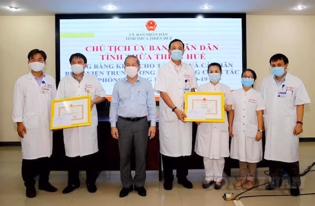 Chủ tịch UBND tỉnh Thừa Thiên Huế tặng bằng khen cho đội ngủ y, bác sỹ BV TW Huế.