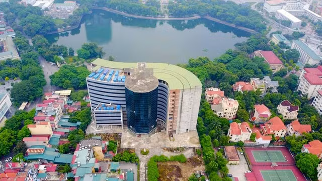 Theo đó, năm 2001 UBND TP Hà Nội đã ra quyết định thu hồi 9.998 m2 đất tại phường Nghĩa Tân, phường Dịch Vọng, quận Cầu Giấy và cho phép Bệnh viện Quốc tế Hoa Kỳ thuê 8.540 m2, quản lý 1.458 m2 trong thời hạn 40 năm. Ảnh TL.